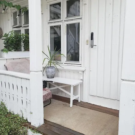 Cozy Centrally Located In The Middle Of The