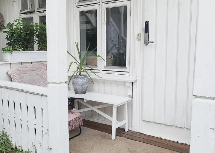 Cozy Centrally Located In The Middle Of The